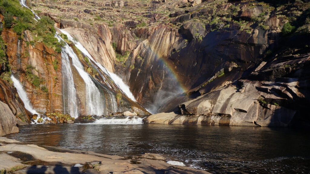 waterfall-953610_1920